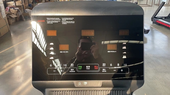 200kg 로딩 트레드밀 운동 기계 모터 전력 3.0 HP 2050 L * 950 W * 1600 H mm
