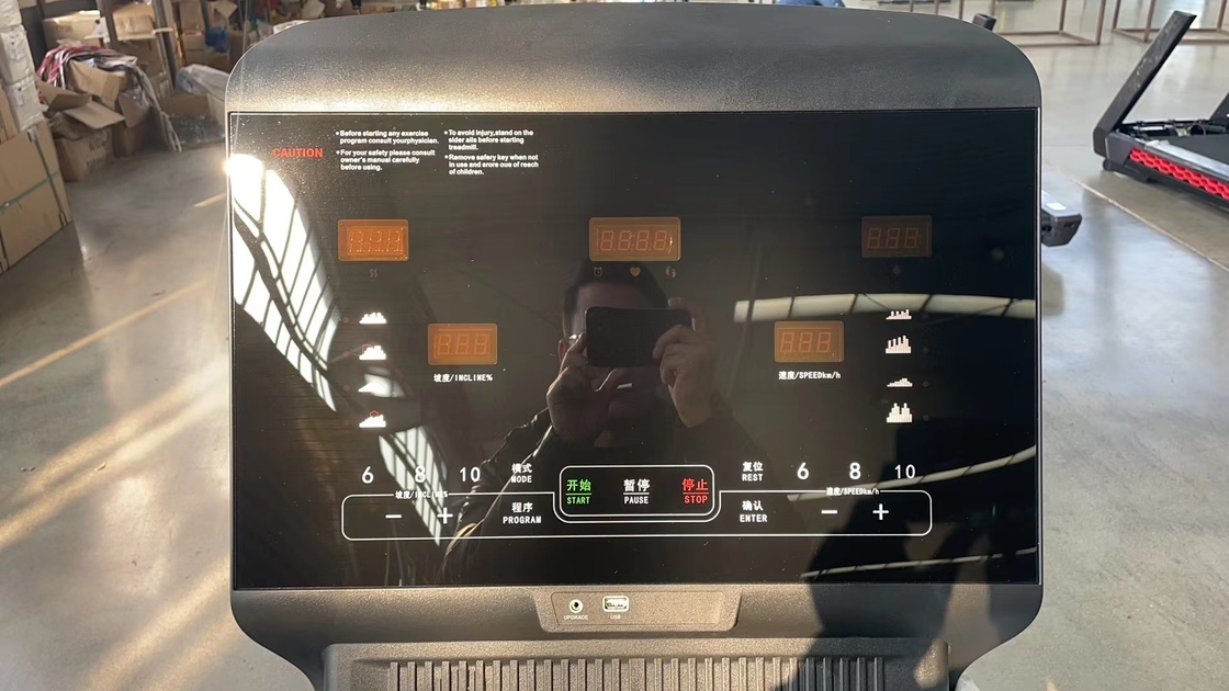200kg 로딩 트레드밀 운동 기계 모터 전력 3.0 HP 2050 L * 950 W * 1600 H mm